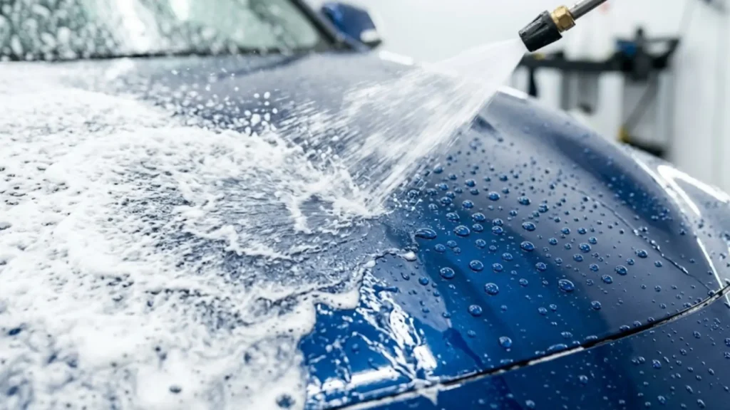 Samsun Auto Master Clean stüdyosunda PPF kaplama uygulanmış ultra parlak araç yüzeyinde basınçlı su ile hidrofobiklik ve su iticilik testi.